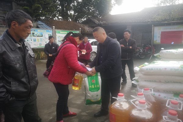 尹绍斌局长慰问挂钩户