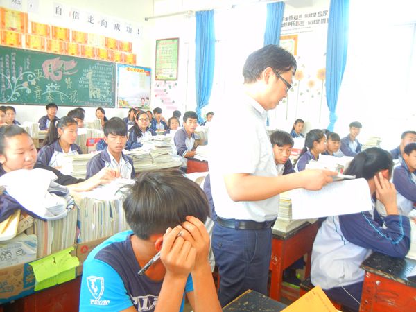 走进课堂询问学生课程开课状况了解学生学习状态