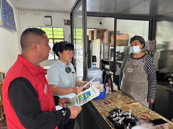 4.“德宏好人”杨锁萍与县财政局志愿者开展宣传