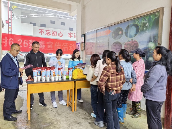 1.到挂钩村开展宣传