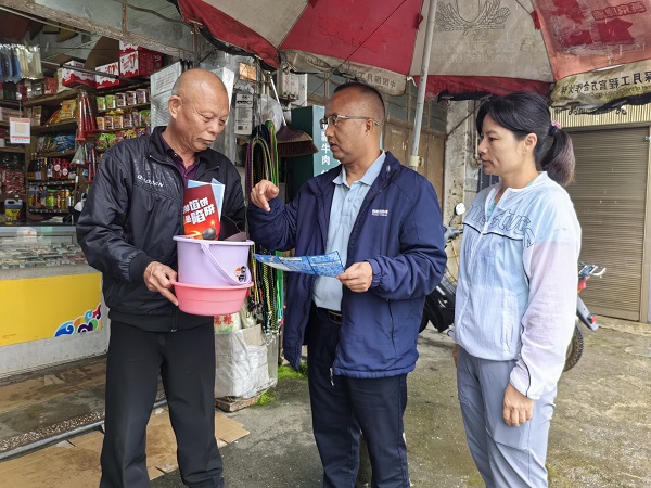 3.发放宣传物品并开展宣传