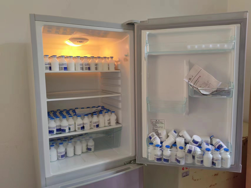 温度过高会使疫苗失活,长距离使用冷链车运输,短距离使用冷藏箱加冰袋