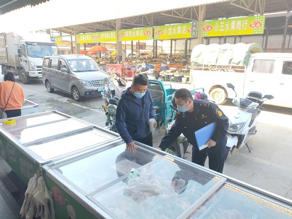 陇川县市场监督管理局开展2021年“两会”“春节”前市场专项检查工作7