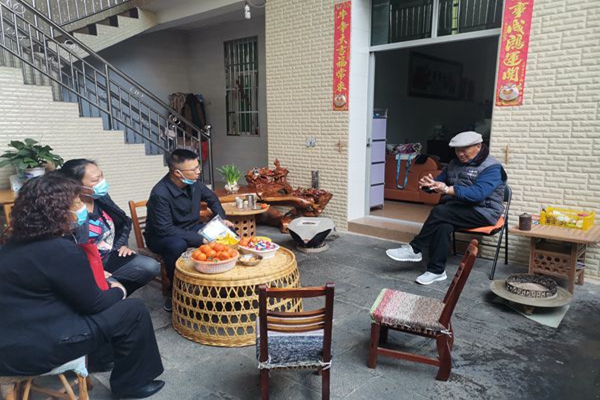 陇川县市场监督管理局2022春节慰问老干部3