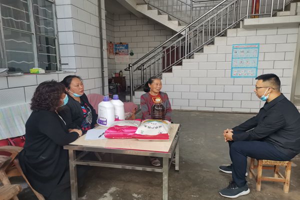 陇川县市场监督管理局2022春节慰问老干部4