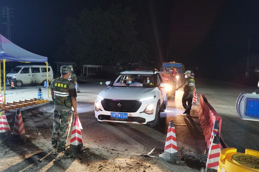 "舍小家为大家",彰显家国情怀在拉影封控区执勤的一个多月里没有回过