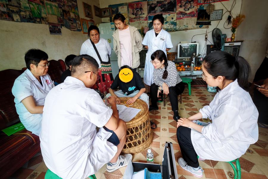 入户送医-为残疾儿童做测试