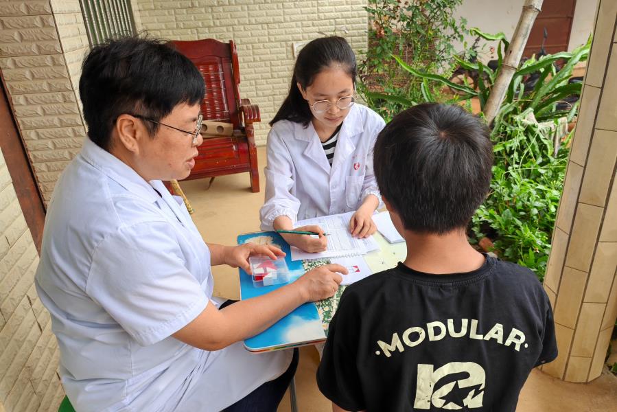 入户送医-为残疾儿童做智力测试