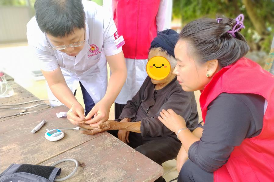 入户送医-为孤寡老人体检