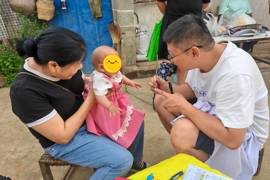 入户送医-为婴儿做检查