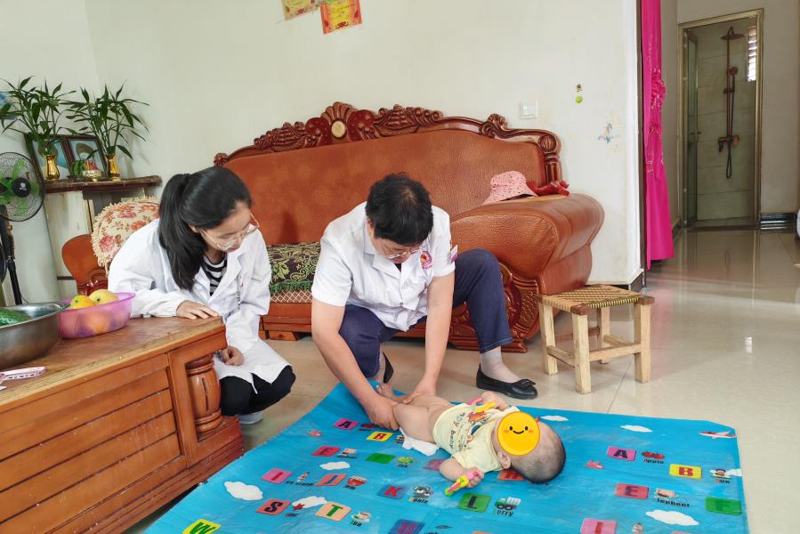 入户送医-为婴幼儿做检查