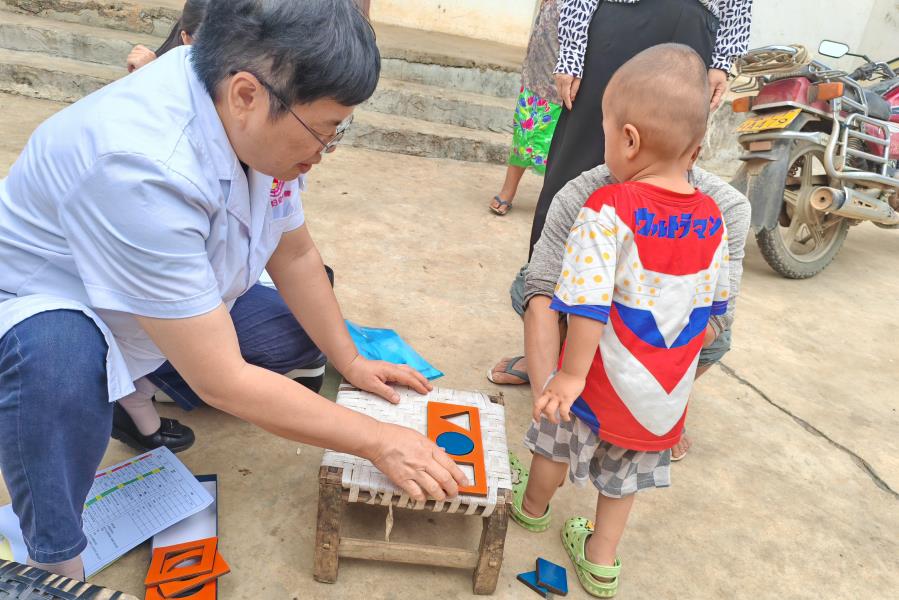 入户送医-为幼儿做测试