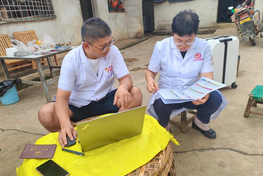 入户送医-医生现场办公,当场出测试结果