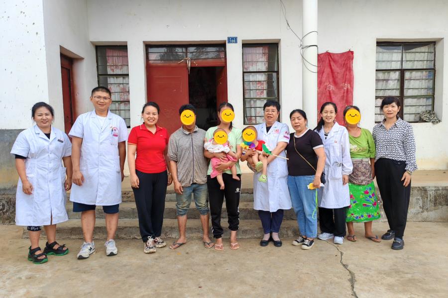 与受助家庭合影