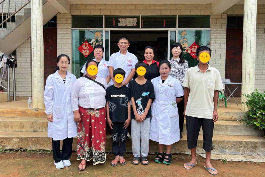 与受助家庭合影2