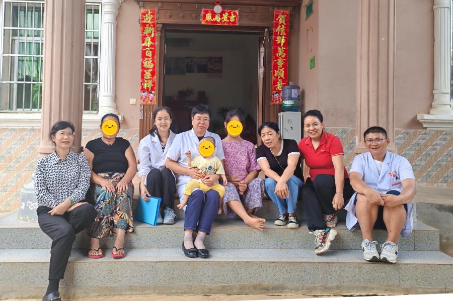 与受助家庭合影1